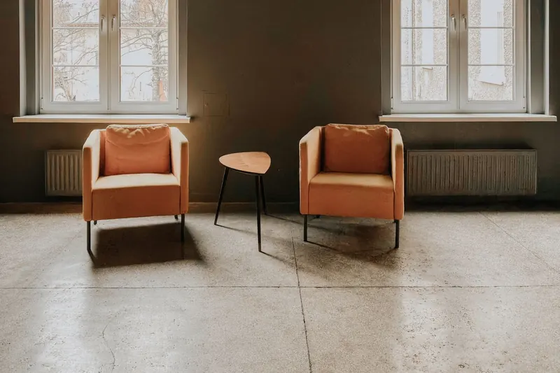 Deux fauteuils installes face a face dans une piece claire